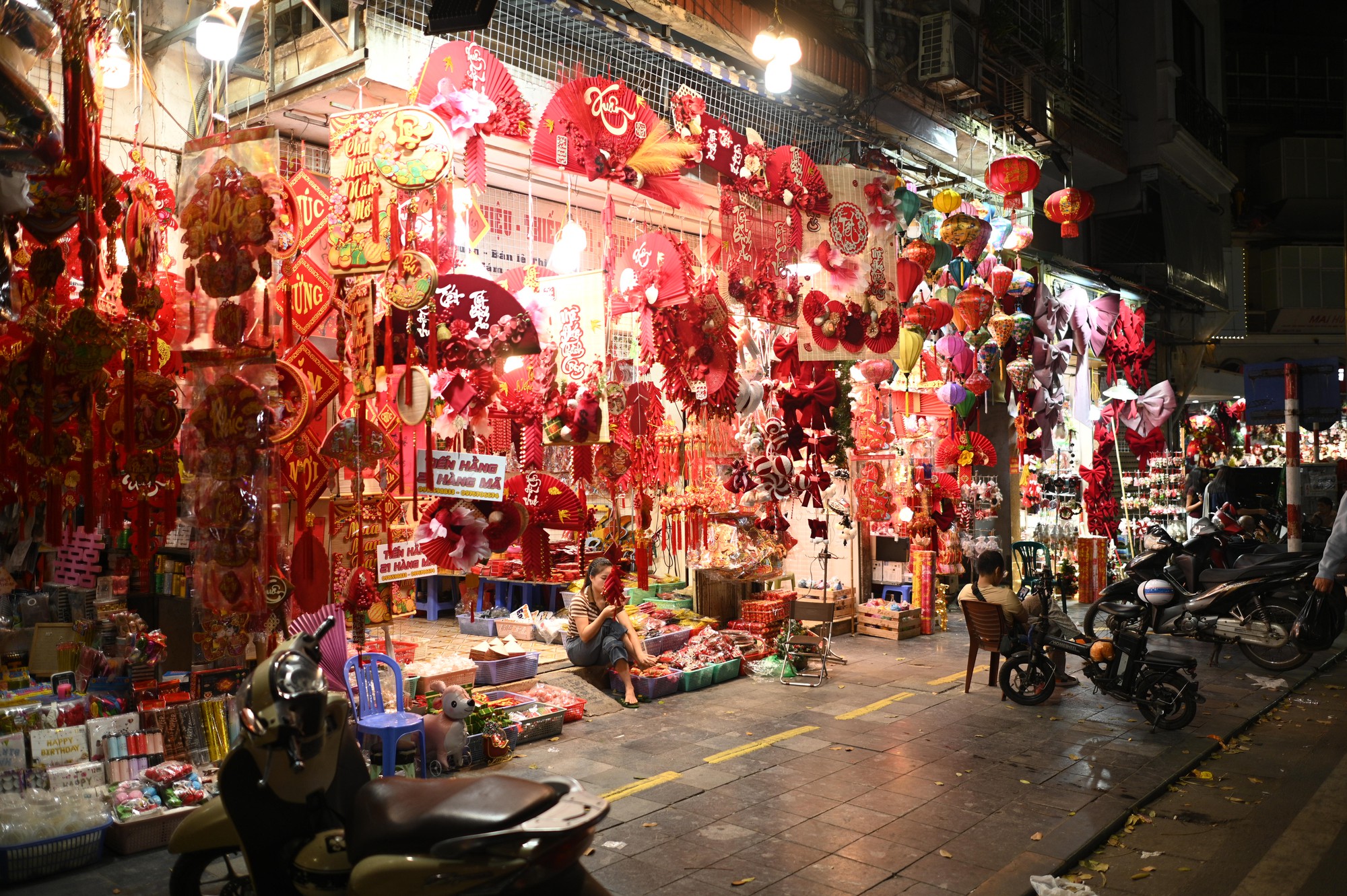 Hà Nội: Đường phố kẹt cứng, người dân đổ xô đi đón Giáng Sinh- Ảnh 5.