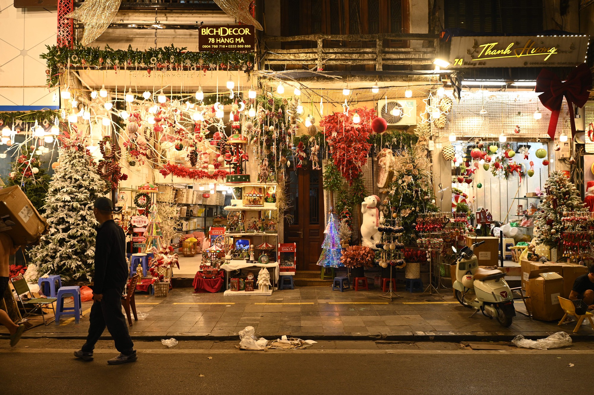 Hà Nội: Đường phố kẹt cứng, người dân đổ xô đi đón Giáng Sinh- Ảnh 8.