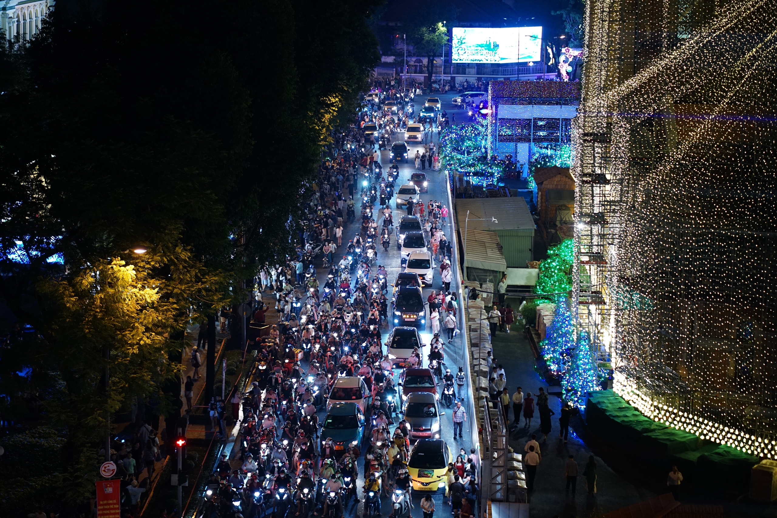 Hà Nội: Đường phố kẹt cứng, người dân đổ xô đi đón Giáng Sinh- Ảnh 11.
