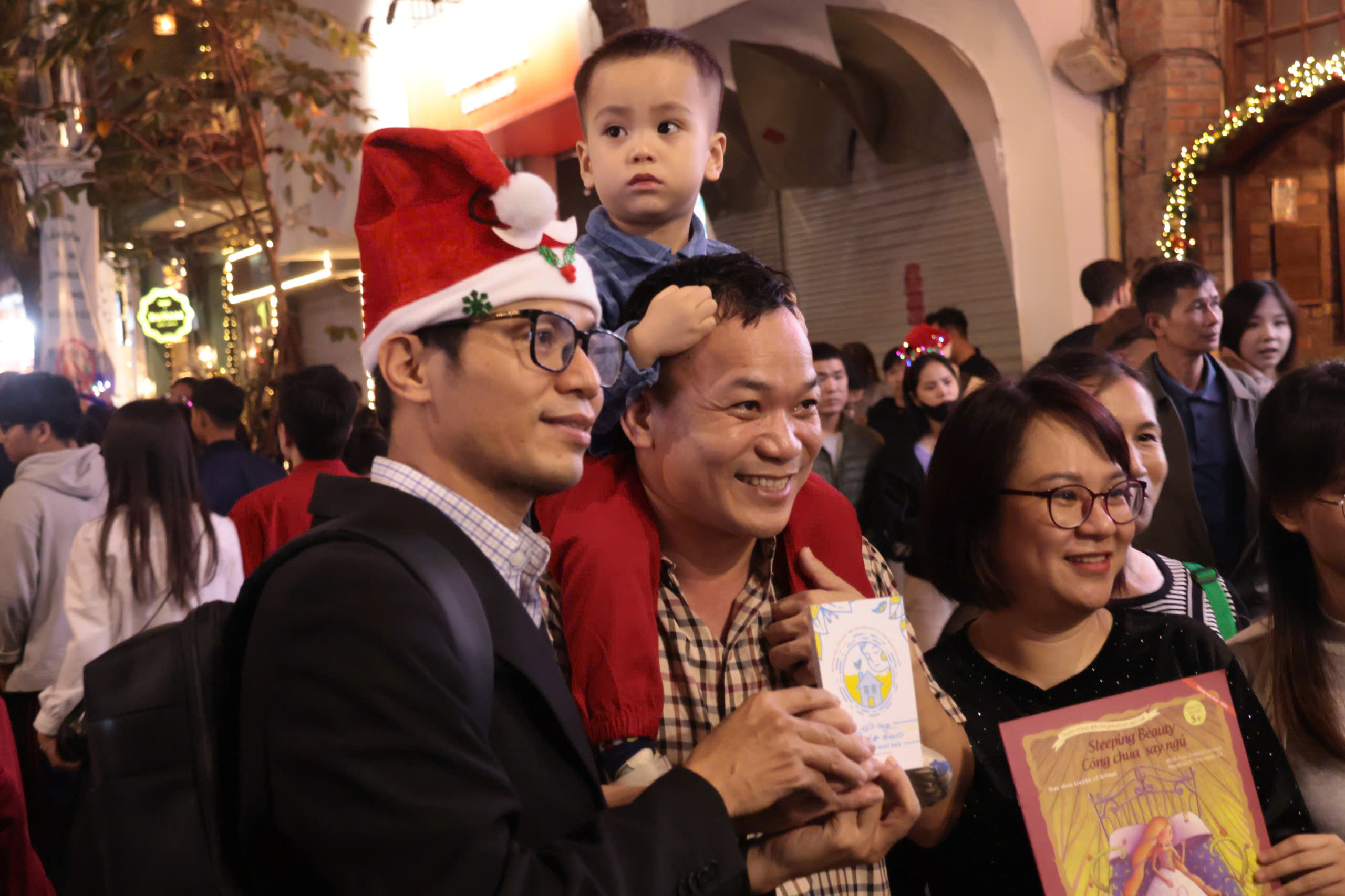 Người dân Hà Nội rộn ràng đón chào Giáng sinh 2025 - Ảnh 6.