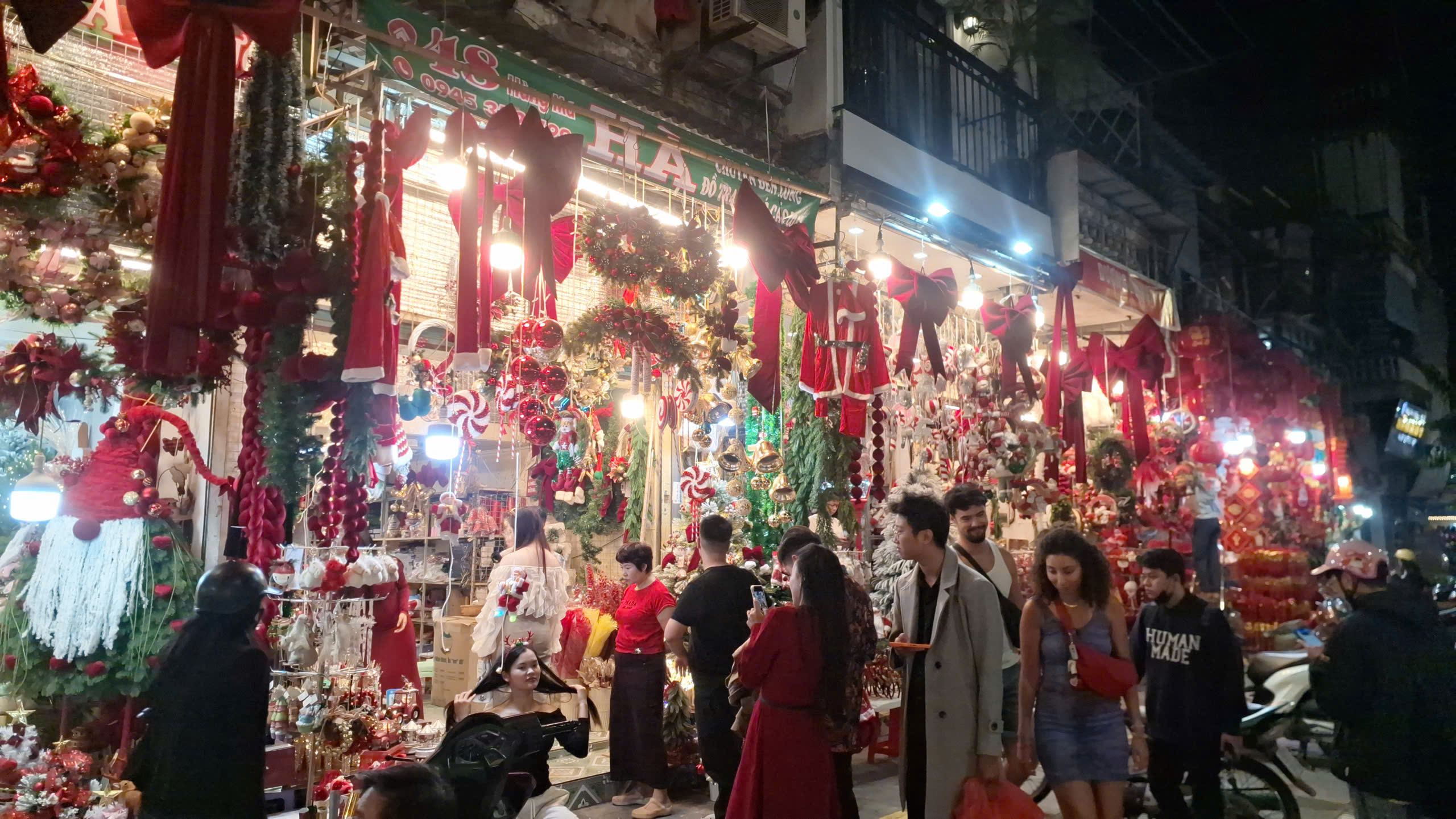 Người dân Hà Nội rộn ràng đón chào Giáng sinh 2025 - Ảnh 8.