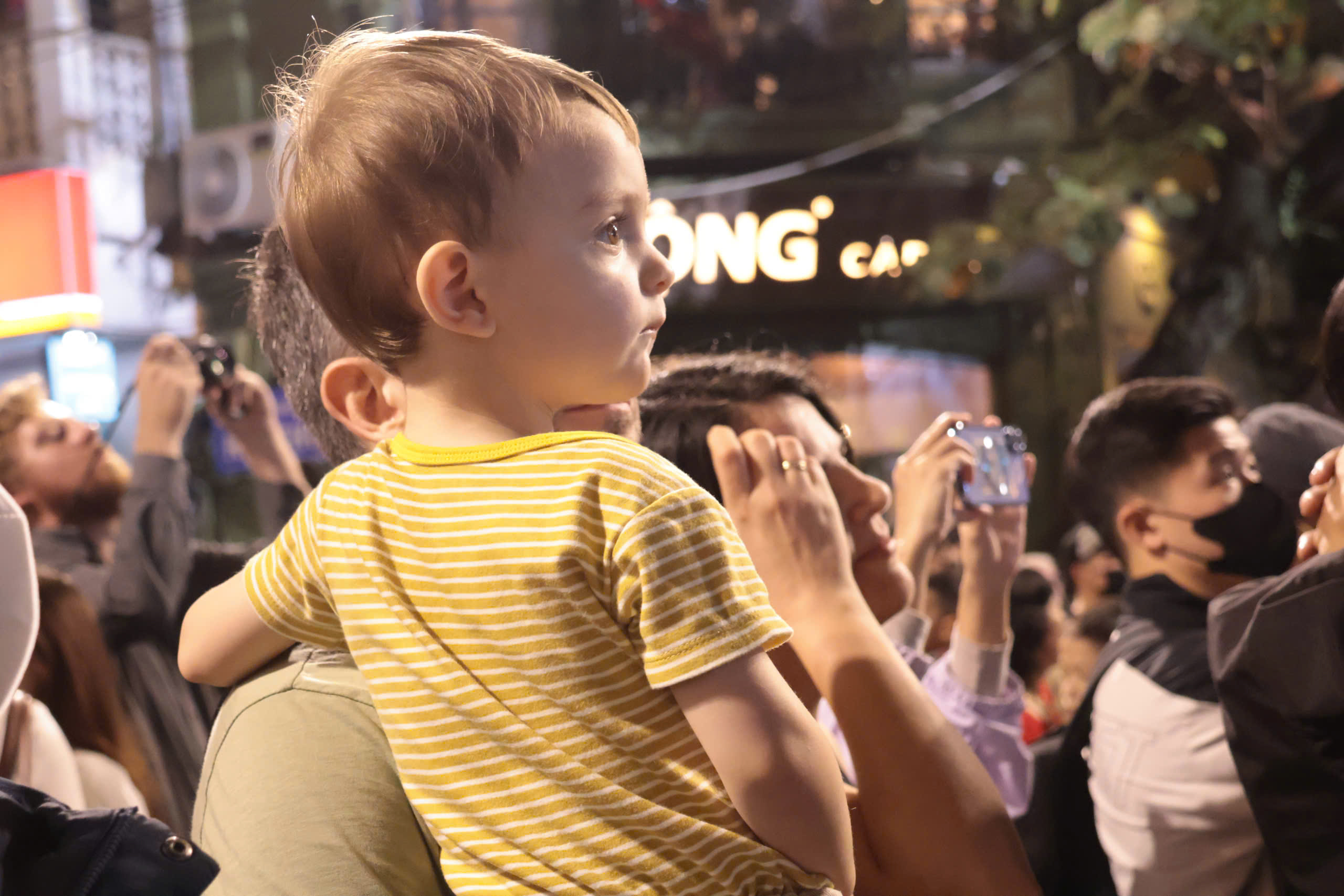 Người dân Hà Nội rộn ràng đón chào Giáng sinh 2025 - Ảnh 7.