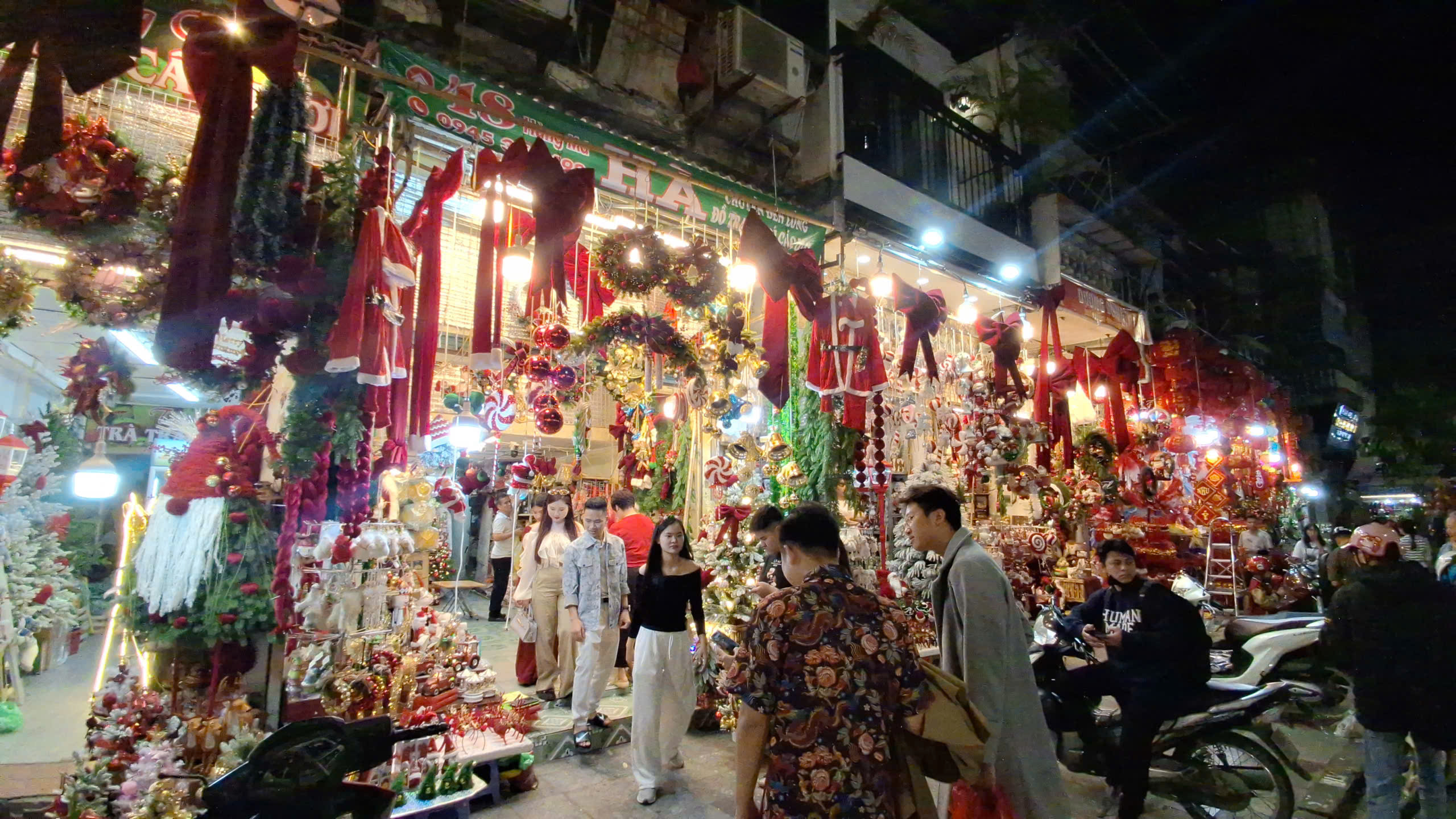 Người dân Hà Nội rộn ràng đón chào Giáng sinh 2025 - Ảnh 9.