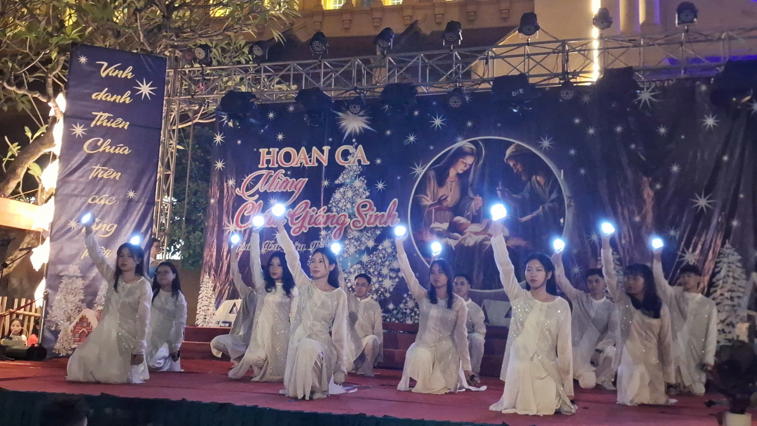 Người dân Hà Nội rộn ràng đón chào Giáng sinh 2025 - Ảnh 13.