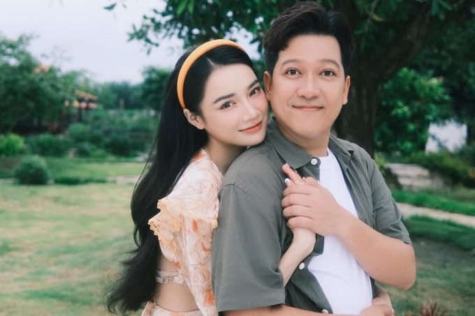 Diễn viên Nhã Phương, Trường Giang ở nhà vườn tại Đồng Nai. Ảnh: Nhân vật cung cấp