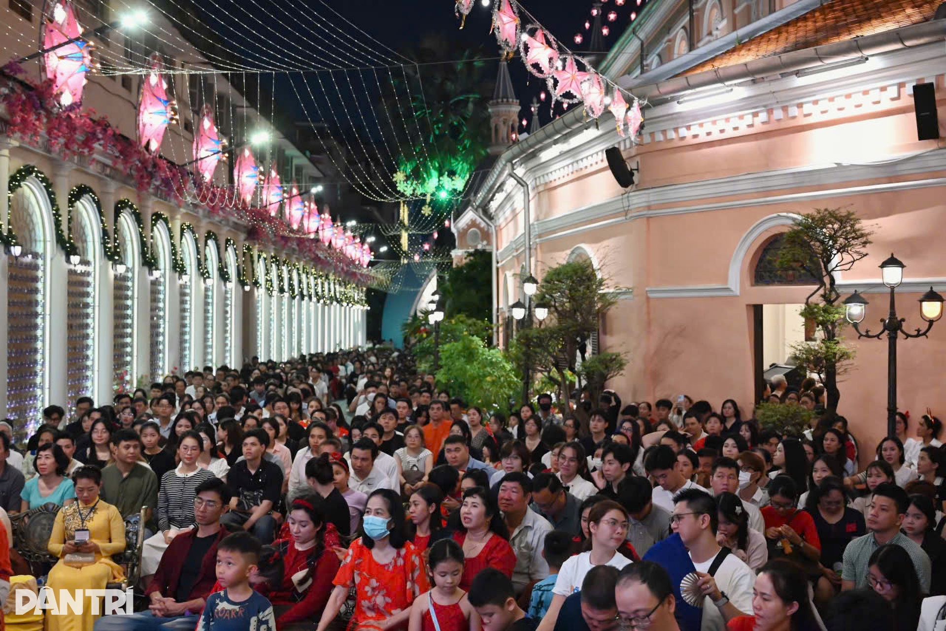 Người dân ùn ùn đổ về Nhà thờ Lớn Hà Nội và Nhà thờ Đức Bà TPHCM vui Noel - 14