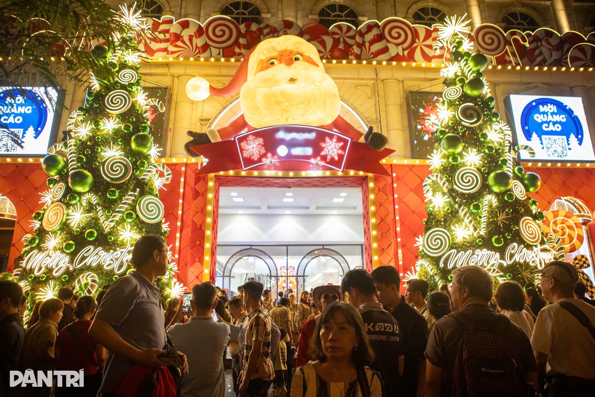 Người dân ùn ùn đổ về Nhà thờ Lớn Hà Nội và Nhà thờ Đức Bà TPHCM vui Noel - 13