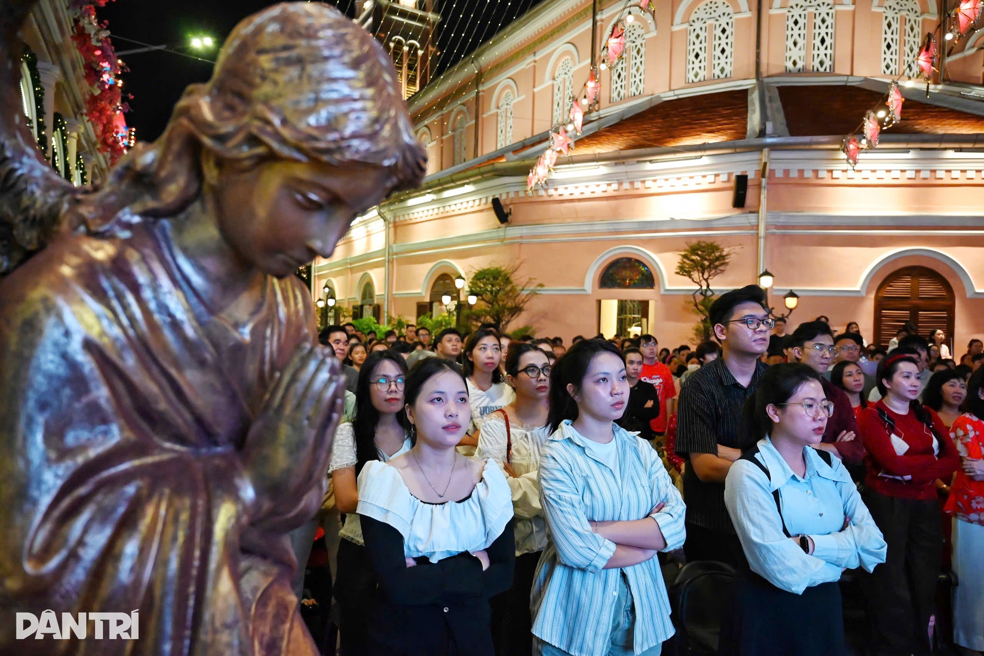 Người dân ùn ùn đổ về Nhà thờ Lớn Hà Nội và Nhà thờ Đức Bà TPHCM vui Noel - 15