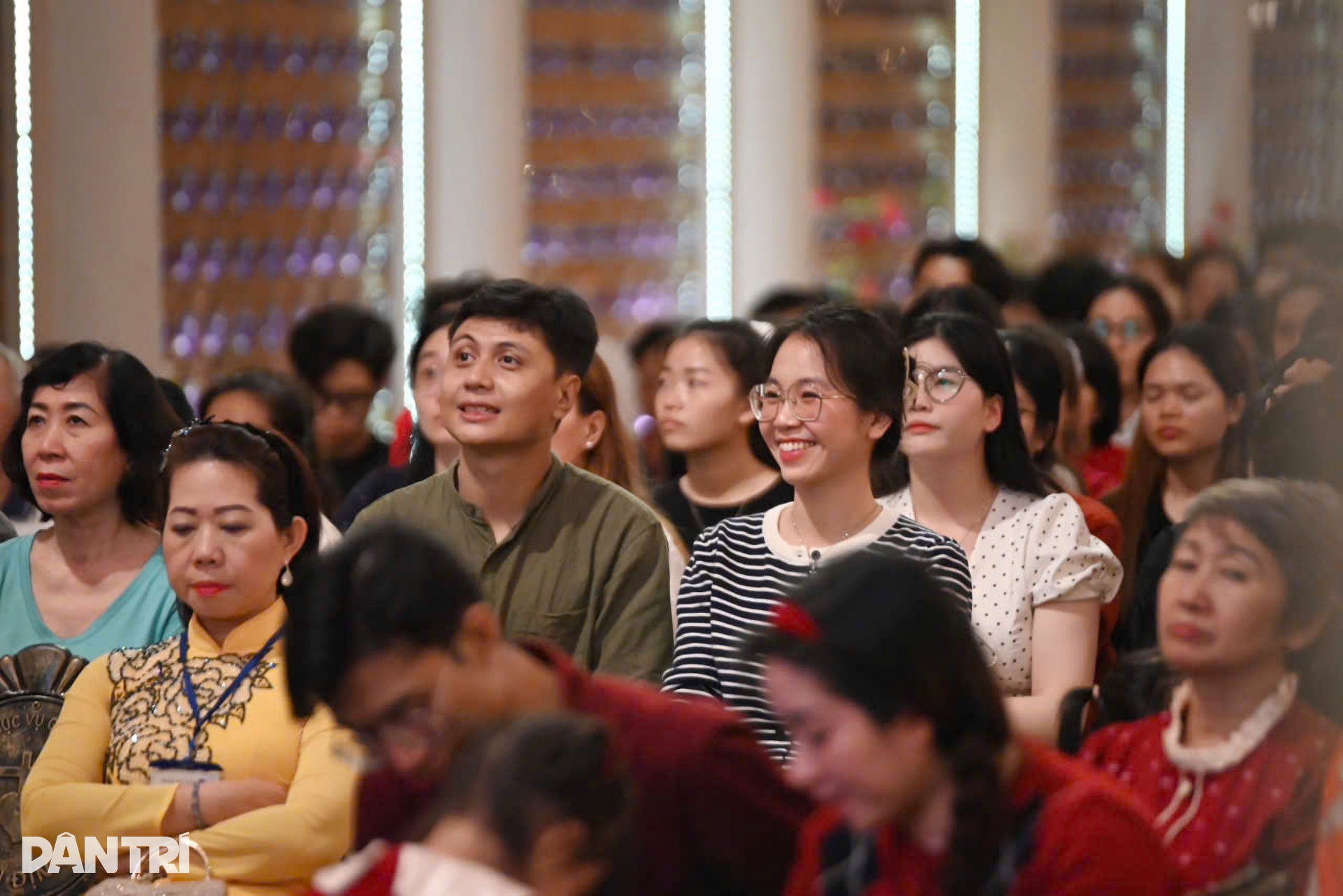 Người dân ùn ùn đổ về Nhà thờ Lớn Hà Nội và Nhà thờ Đức Bà TPHCM vui Noel - 16