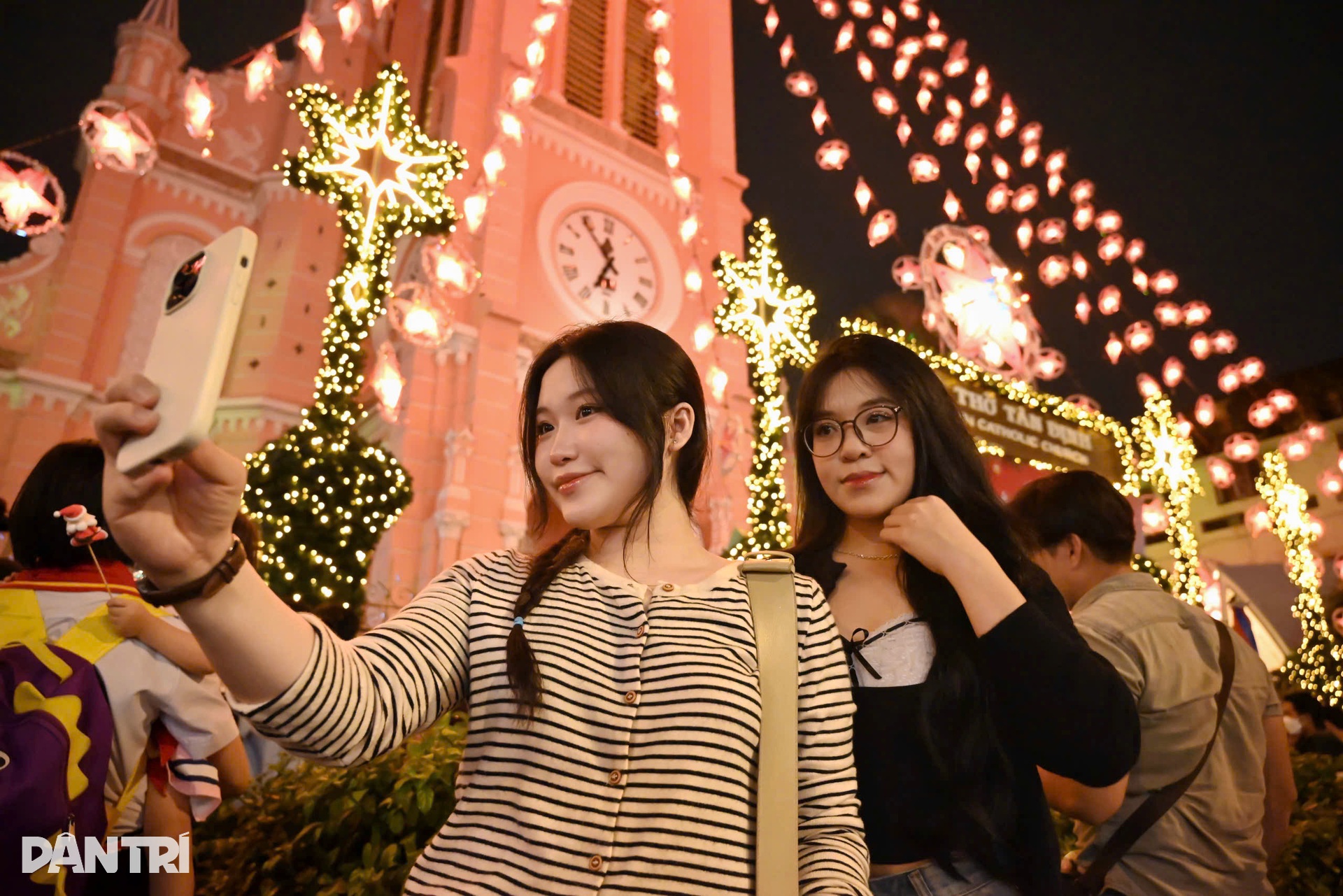 Người dân ùn ùn đổ về Nhà thờ Lớn Hà Nội và Nhà thờ Đức Bà TPHCM vui Noel - 17