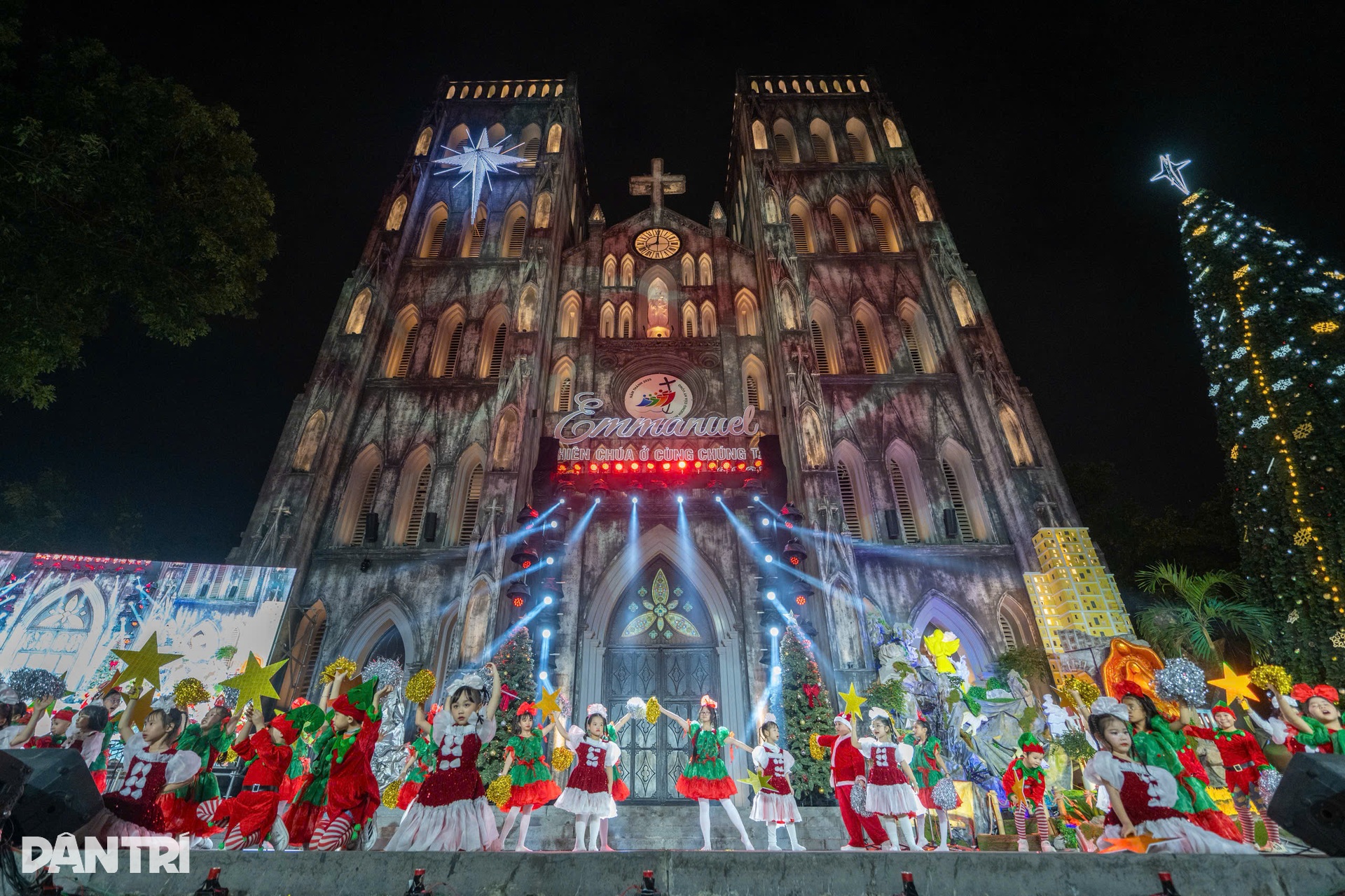 Người dân ùn ùn đổ về Nhà thờ Lớn Hà Nội và Nhà thờ Đức Bà TPHCM vui Noel - 21