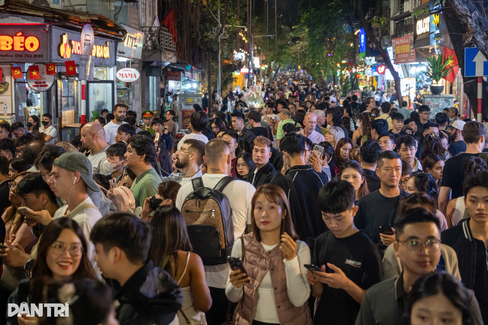 Người dân ùn ùn đổ về Nhà thờ Lớn Hà Nội và Nhà thờ Đức Bà TPHCM vui Noel - 22