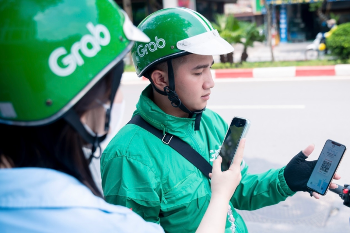 Một tài xế GrabBike đón khách. Ảnh: Phương Anh