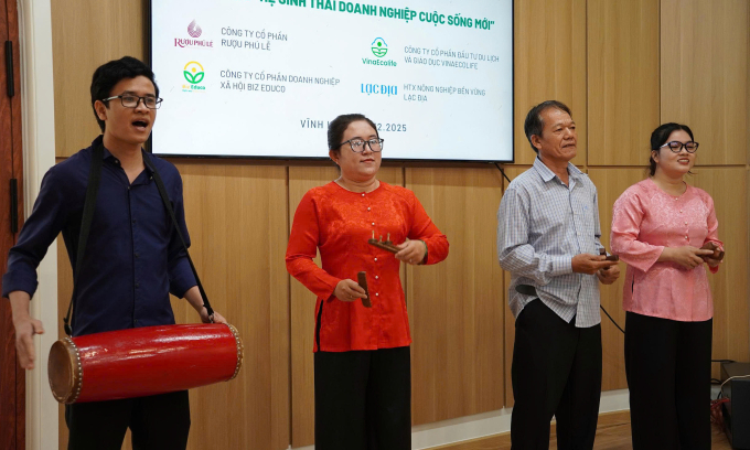 Hát múa Sắc bùa tại khu du lịch của VinaEcolife. Ảnh: BSA