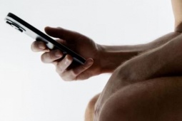 Sử dụng điện thoại trong nhà vệ sinh: Thói quen vô hại hay mầm mống bệnh tật?