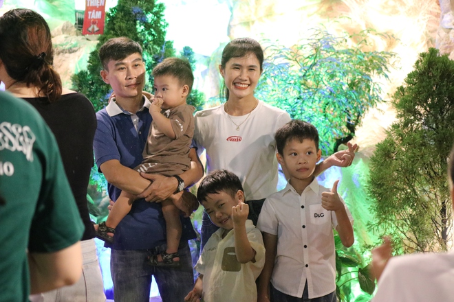 Không khí Giáng sinh rộn ràng với tuyết rơi nhân tạo tại TPHCM - Ảnh 5.