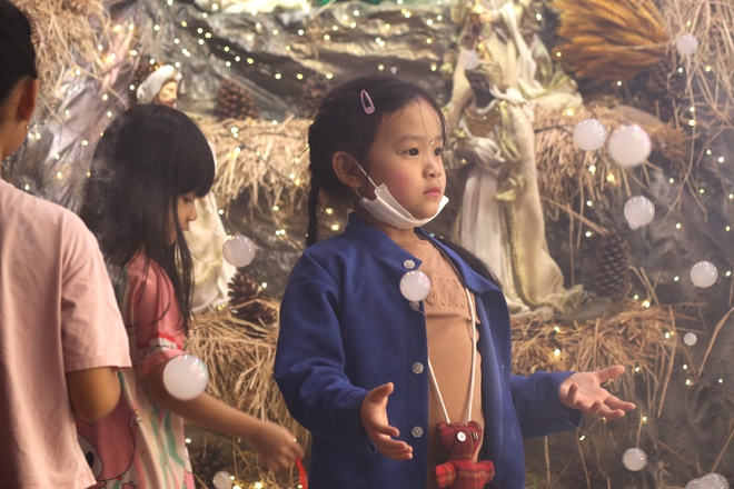 Không khí Giáng sinh rộn ràng với tuyết rơi nhân tạo tại TPHCM - Ảnh 8.