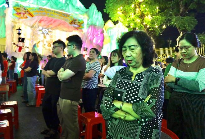 Không khí Giáng sinh rộn ràng với tuyết rơi nhân tạo tại TPHCM - Ảnh 16.