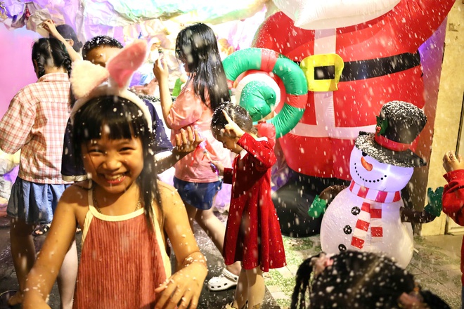 Không khí Giáng sinh rộn ràng với tuyết rơi nhân tạo tại TPHCM - Ảnh 21.