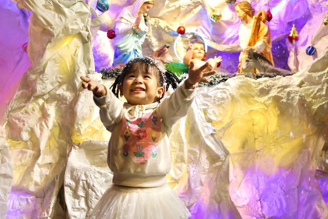 Không khí Giáng sinh rộn ràng với tuyết rơi nhân tạo tại TPHCM - Ảnh 20.