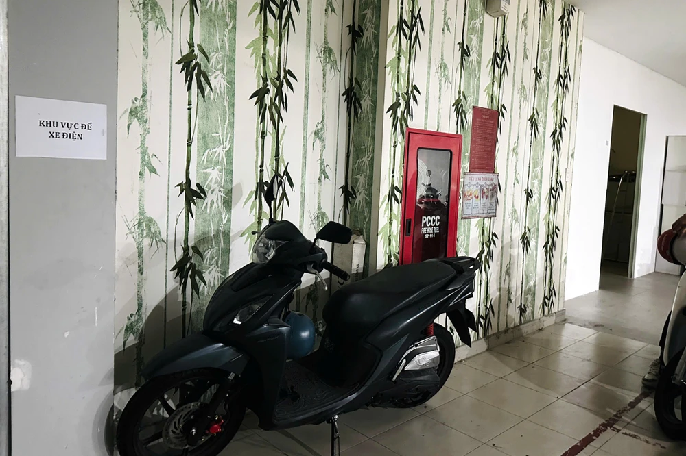 Dù gắn bảng “khu vực để xe điện”, thực tế xe điện tại chung cư mini trên đường Nguyễn Đình Chiểu vẫn đậu xen lẫn xe xăng. Ảnh: THẢO HIỀN