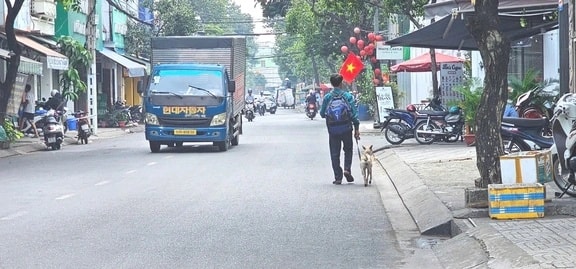Phía sau bức ảnh người đàn ông lang thang cùng chú chó ở TP.HCM, xin việc hơn 30 công trình đều bị từ chối- Ảnh 3.
