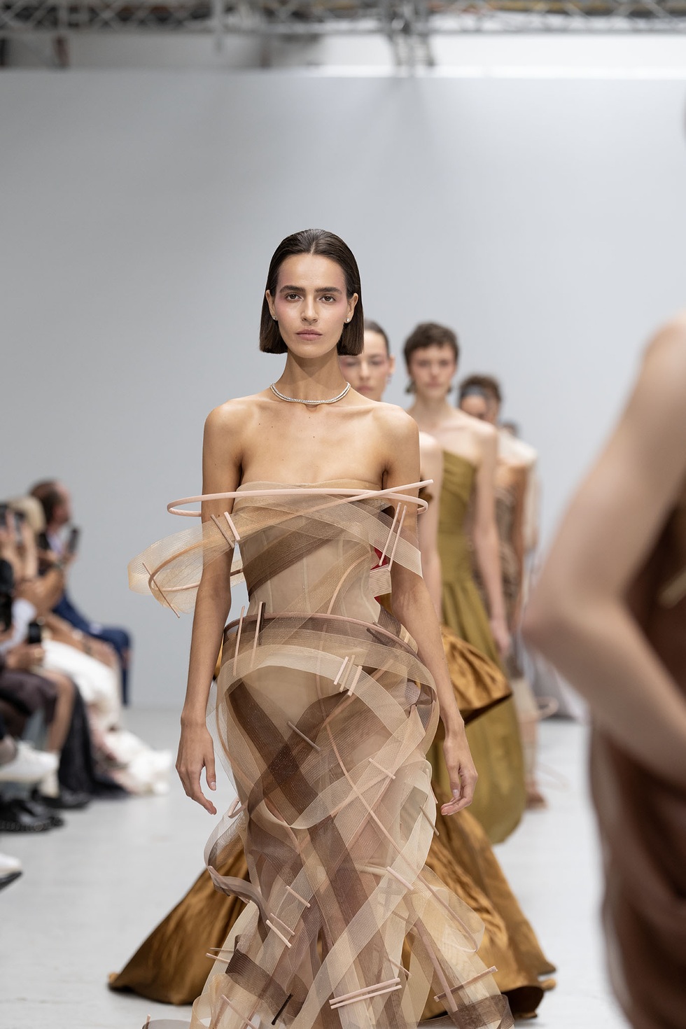 Chàng trai Việt làm nên lịch sử chưa từng có trong giới thời trang quốc tế - 7