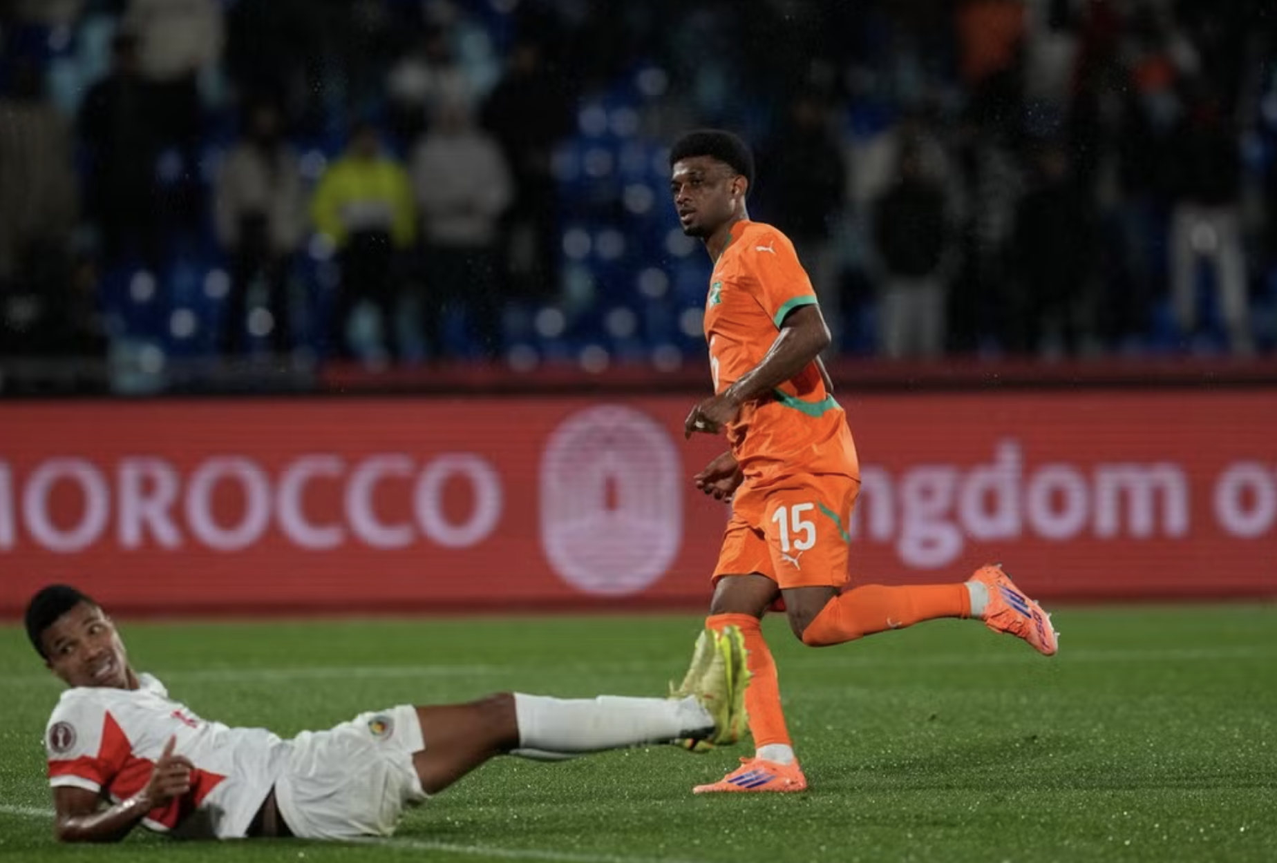 Cameroon và Bờ Biển Ngà cùng thắng Cúp châu Phi nhờ sao Man United 4 Cameroon và Bờ Biển Ngà cùng thắng Cúp châu Phi nhờ sao Man United - Ảnh 4.