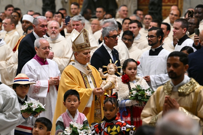 Giáo hoàng Leo XIV (áo vàng) bế tượng Chúa Hài đồng trong thánh lễ đêm Giáng sinh tại Vương cung Thánh đường Thánh Peter ở Vatican ngày 24/12. Ảnh: AFP