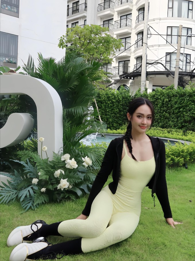 Vũ Thúy Quỳnh theo đuổi phong cách gợi cảm, thường xuất hiện với những trang phục khoe hình thể. Để giữ gìn vóc dáng, mỹ nhân quê Điện Biên tích cực tập luyện nhiều bộ môn như pickleball, gym.