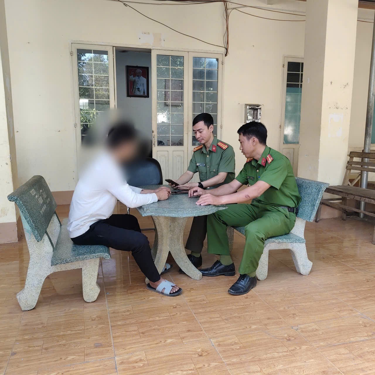 Công an kịp ngăn chặn người đàn ông suýt 'sập bẫy' lừa đảo xuyên biên giới- Ảnh 2.