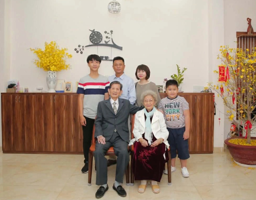 Cháu khoe ông ngoại có hai bằng đại học hàng đầu, bí mật đặc biệt phía sau - 4