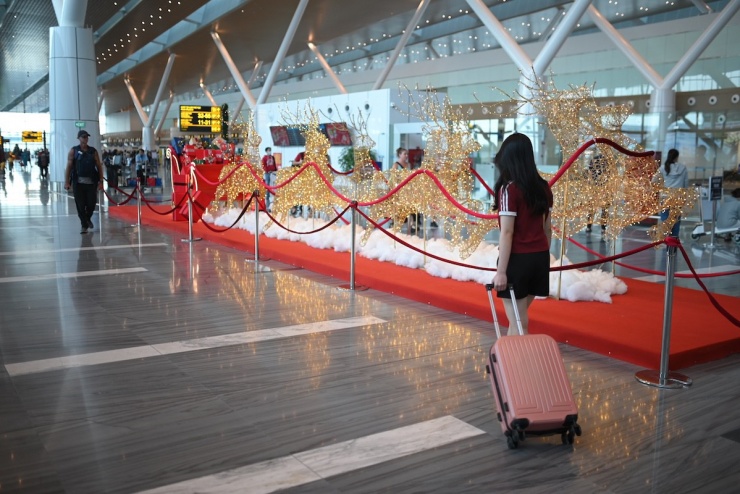 Nhà ga T3 Tân Sơn Nhất rực rỡ sắc màu lễ hội cuối năm - 2