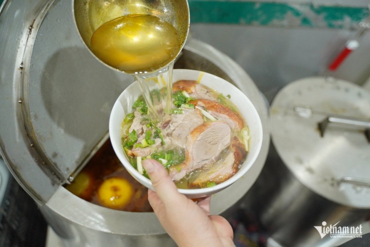 Món bún vịt với phần thịt vịt quay lu tại một quán ăn Hà Nội. Ảnh: Kim Ngân