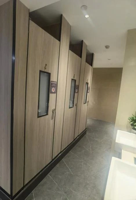 2512 Tranh cãi chuyện cửa kính nhà vệ sinh nam tự chuyển trong suốt nếu người dùng hút thuốc lá_4.jpg