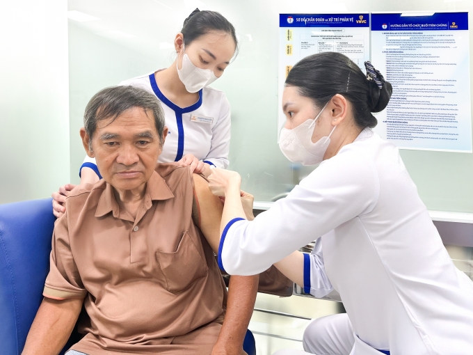 ÔngHoàng Trọng Hùng tiêm vaccine dại sau lần bị chó cắn vào ngày 8/12 tại Hệ thống Tiêm chủng VNVC. Ảnh: Diệu Thuần