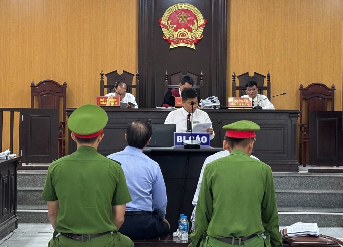 Thư ký điểm danh người tham phiên tòa. Ảnh: Hải Duyên