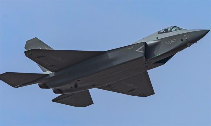 Tiêm kích J-35A bay tại triển lãm hàng không ở Chu Hải, Quảng Đông tháng 11/2024. Ảnh: VCG