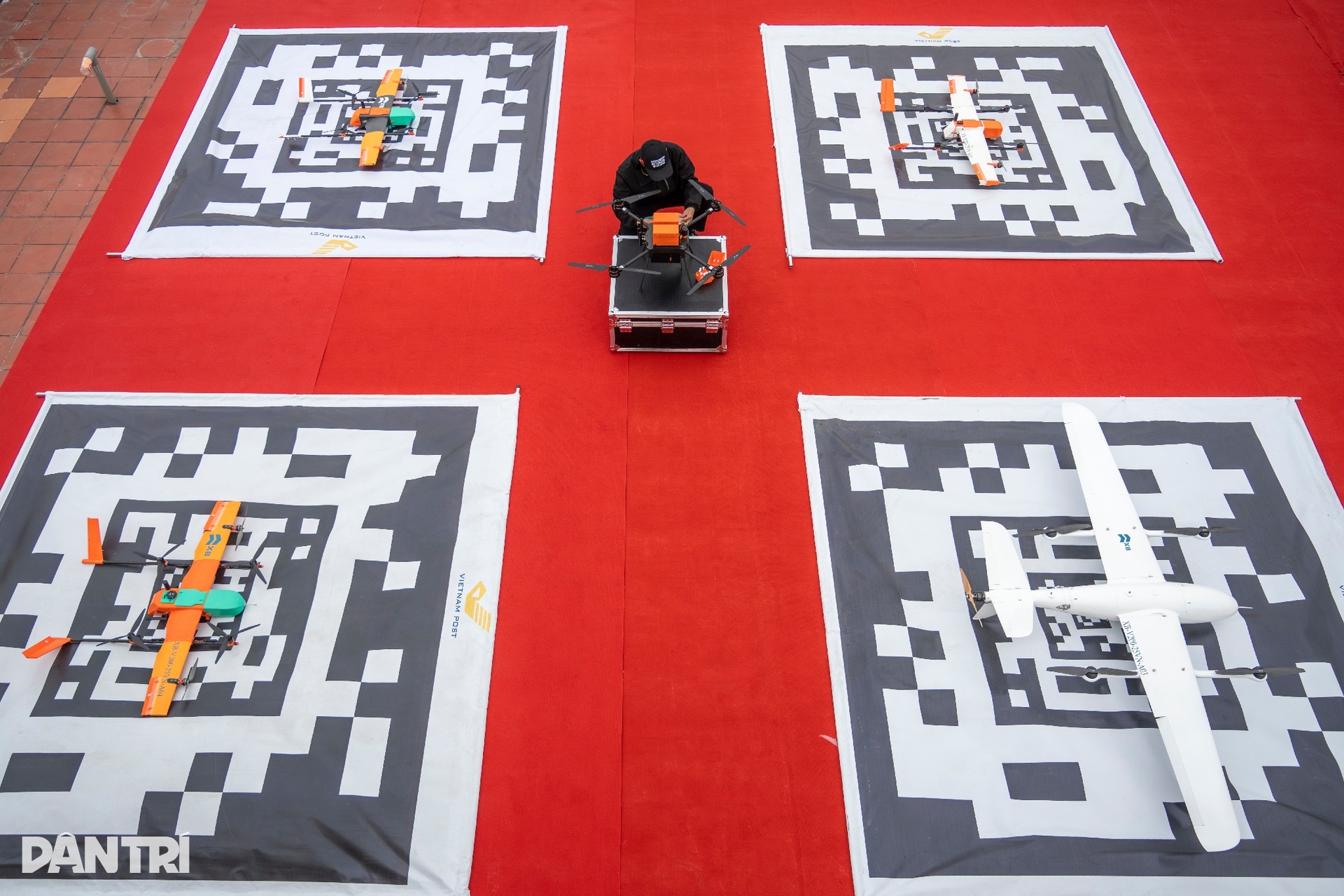 Dàn UAV vận chuyển liên viện đầu tiên cất cánh trên bầu trời Thủ đô - 2 Dàn UAV vận chuyển liên viện đầu tiên cất cánh trên bầu trời Thủ đô - 2