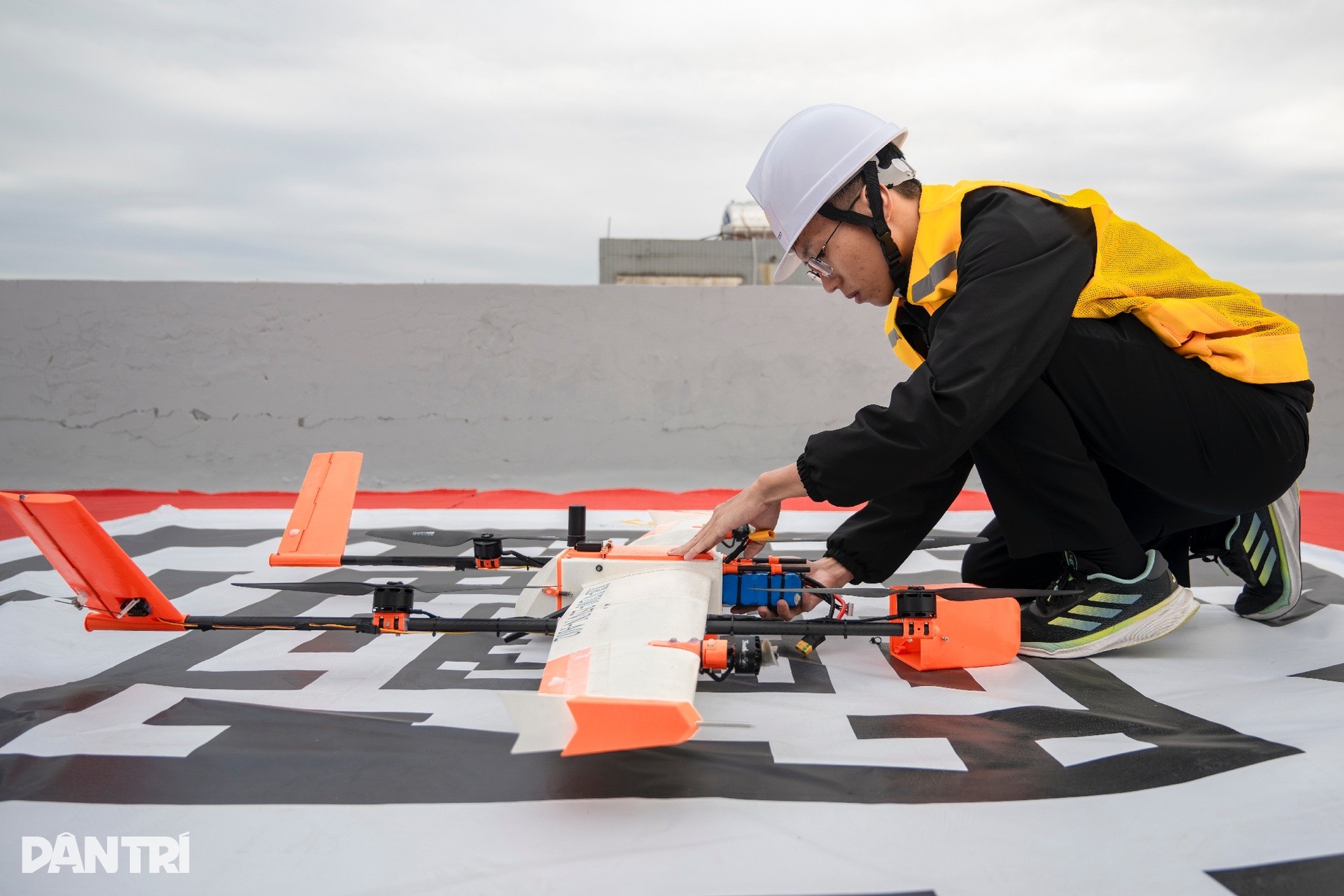 Dàn UAV vận chuyển liên viện đầu tiên cất cánh trên bầu trời Thủ đô - 3 Dàn UAV vận chuyển liên viện đầu tiên cất cánh trên bầu trời Thủ đô - 3