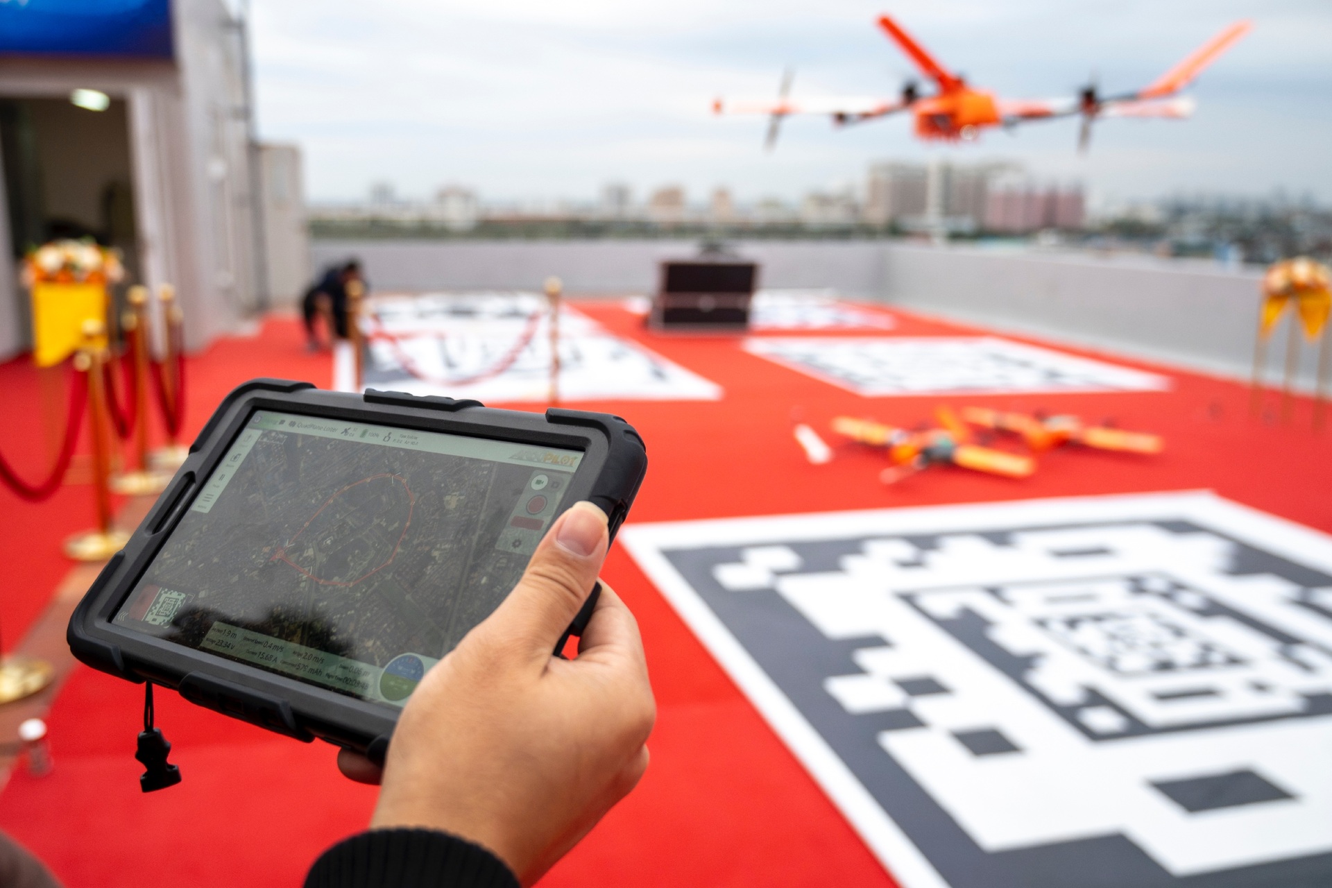 Dàn UAV vận chuyển liên viện đầu tiên cất cánh trên bầu trời Thủ đô - 9 Dàn UAV vận chuyển liên viện đầu tiên cất cánh trên bầu trời Thủ đô - 9