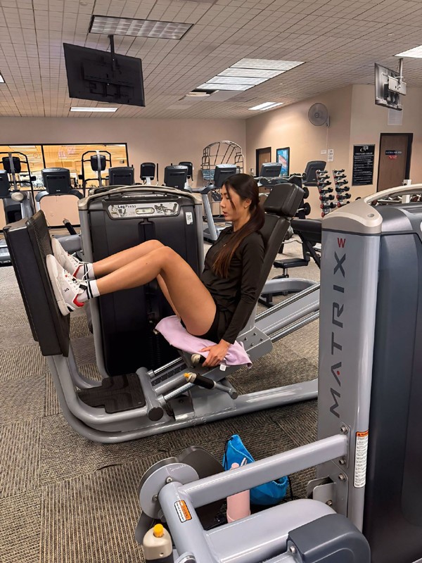 Với Ngọc Quyên, việc tập gym sẽ giúp cô siết cơ và làm cho vóc dáng săn chắc khi bước sang tuổi 37.