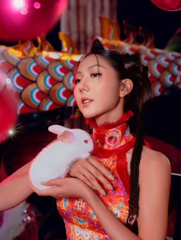 Ngọc Quyên vốn là một siêu mẫu hoạt động tại các sàn catwalk ở Việt Nam và xuất hiện trên các trang bìa uy tín. Ngoài sân khấu thời trang, Ngọc Quyên còn là diễn viên quen mặt khán giả phía Nam với các phim như: Tuyết nhiệt đới (2006), Có lẽ nào ta yêu nhau (2009), Gia đình số đỏ (2010), Mỹ nhân kế (2013)... Dù không xuất hiện trên sàn catwalk như thời kỳ đỉnh cao nhưng Ngọc Quyên vẫn giữ dáng bằng cách chơi thể thao, tập gym và yoga.