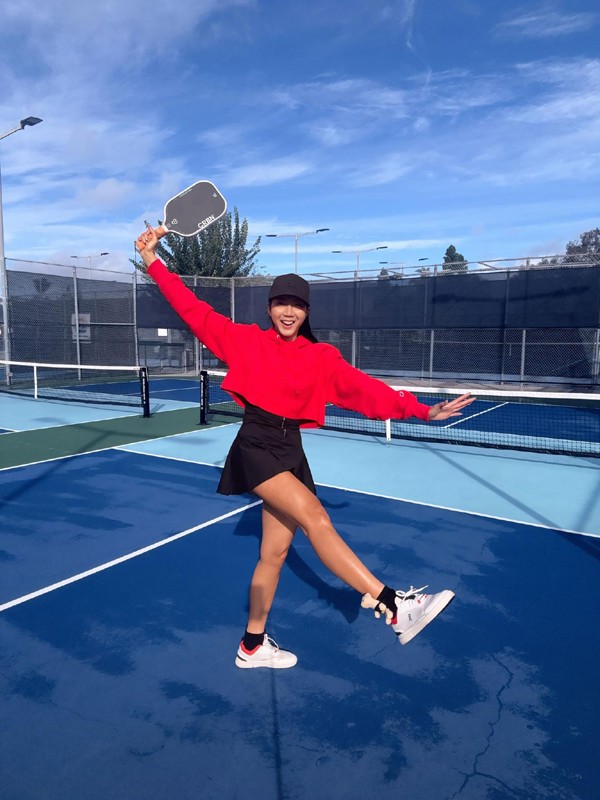 Ngoài ra, Ngọc Quyên còn chơi pickleball, đây được cho là một môn thể thao kết hợp giữa bóng bàn, tennis và bóng chuyền; chơi trong nhà hoặc ngoài trời, theo hai thể loại đơn, hoặc đôi trên sân hình chữ nhật. Ngọc Quyên cho biết được một số người bạn truyền cảm hứng với môn pickleball. Theo cô, môn thể thao này có từ lâu nhưng gần đây phổ biến hơn ở Mỹ. Mỗi sáng, Ngọc Quyên dậy từ 6h để khởi động, ăn nhẹ rồi ra sân tập để kịp về nhà lúc 8h đưa con đi học. Ban đầu, cô chơi để giải trí nhưng càng tập càng thấy hiệu quả nên duy trì đều đặn.