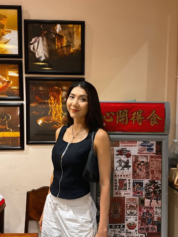 Sau khi đóng cửa công ty, cô toàn tâm chăm lo cho mẹ đẻ và con trai.