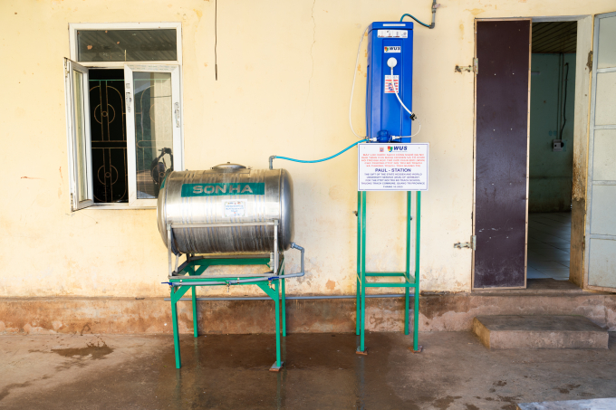 Máy lọc nước được tặng, nguồn nước sạch đạt chuẩn duy nhất của trường. Ảnh: Tùng Đinh