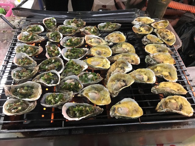 Nếu bạn là người yêu thích các món ăn tuyệt vời từ hải sản thì không thể nào bỏ qua món hàu nướng trong thực đơn Giáng sinh.