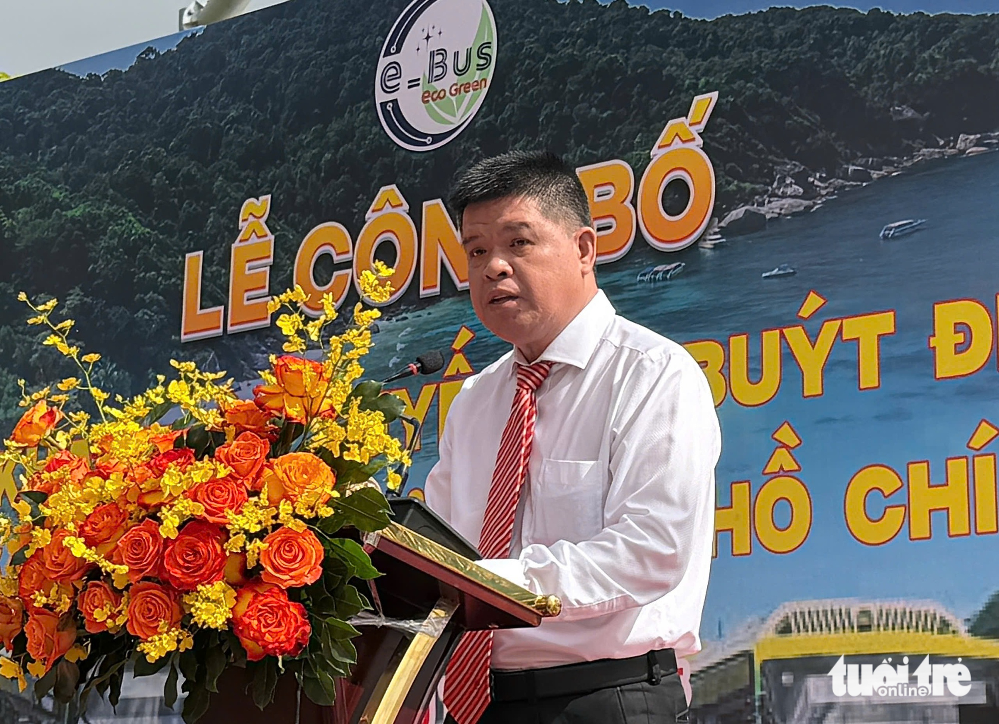 Chủ tịch Côn Đảo cầm lái chở hành khách xe buýt điện đầu tiên tại đặc khu - Ảnh 3.
