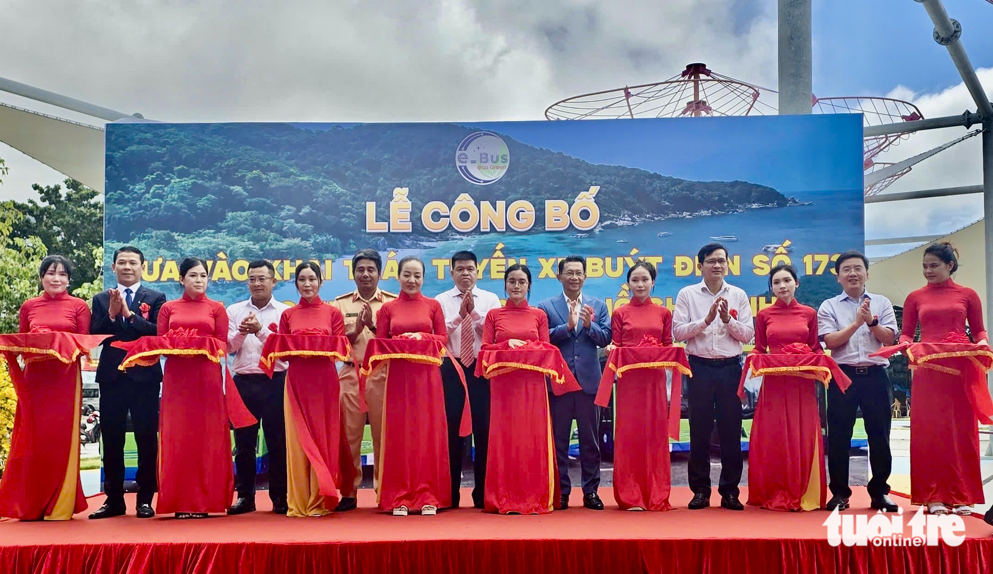 Chủ tịch Côn Đảo cầm lái chở hành khách xe buýt điện đầu tiên tại đặc khu - Ảnh 2.