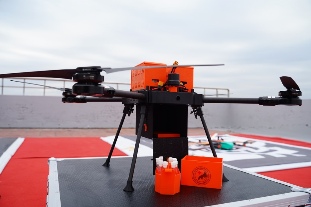 Thí điểm dùng thiết bị bay không người lái vận chuyển mẫu bệnh phẩm, thuốc - 3